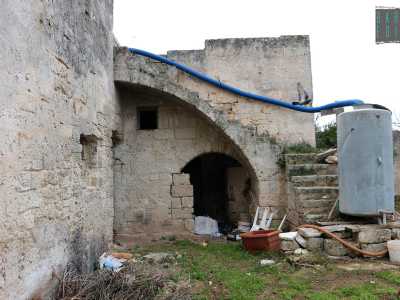 La scalinata che porta al piano di sopra � parzialmente ostruita dalla cisterna che alimenta il campo coltivato